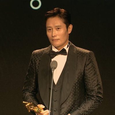 Lee Byung-hun riceve l’Excellence in Asian Cinema Award agli Asian Film Awards